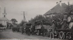 6-7.09.1939, Polska.
Kampania wrześniowa, wojskowe ciężarówki z polskimi żołnierzami, stojące na ulicy miasteczka.
Fot. NN, Instytut Polski im. Gen. Sikorskiego w Londynie [Album 7/6]