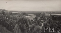 6-7.09.1939, Polska.
Kampania wrześniowa, kolumna żołnierzy Wojska Polskiego. Na pierwszym planie żołnierz z karabinem.
Fot. NN, Instytut Polski im. Gen. Sikorskiego w Londynie [Album 7/6]