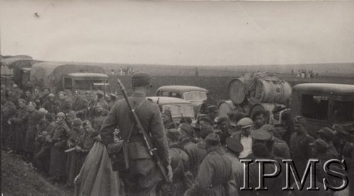 6-7.09.1939, Polska.
Kampania wrześniowa, kolumna żołnierzy Wojska Polskiego. Na pierwszym planie żołnierz z karabinem.
Fot. NN, Instytut Polski im. Gen. Sikorskiego w Londynie [Album 7/6]