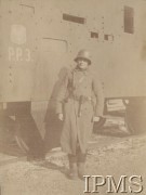 1918-1919, brak miejsca.
Wojna polsko-ukraińska. Żołnierz z załogi pociągu pancernego P.P.3, zbudowanego w listopadzie 1918 r. w Głównych Warsztatach Kolejowych we Lwowie. 5 kwietnia 1919 r. pociąg został przemianowany na 