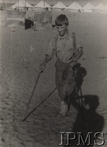 Sierpień 1942, Pahlewi, Iran.
Ewakuacja polskiej ludności cywilnej z ZSRR - Jerzy Szkodziński (lat 20) ze Lwowa, wywieziony ze szpitala zimą 1940 roku (miał obie nogi w gipsie). Ojciec zmarł w więzieniu. Brat wstąpił do Szkoły Podchorążych Armii Polskiej na Wschodzie.
Fot. NN, Instytut Polski im. Gen. Sikorskiego w Londynie [Album - Rosja]