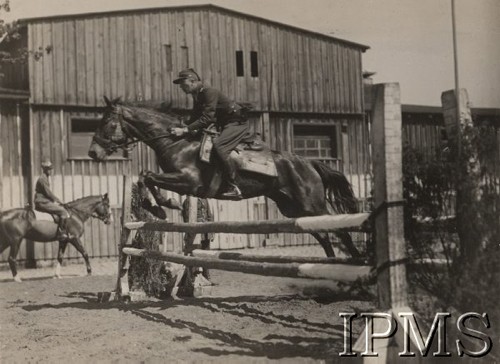 Przed 1939, Polska.
Pokazy hippiczne, skok przez przeszkodę.
Fot. NN, Instytut Polski im. Gen. Sikorskiego w Londynie [Album UŁANI]