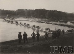 Przed 1939, Polska.
Ćwiczenia na poligonie, kawalerzyści przechodzący wraz z końmi przez most pontonowy. Na pierwszym planie grupa oficerów.
Fot. NN, Instytut Polski im. Gen. Sikorskiego w Londynie [Album UŁANI]