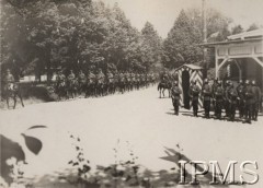 Przed 1939, Polska.
Kawaleria na drodze, z prawej oddział wartowniczy prezentuje broń.
Fot. NN, Instytut Polski im. Gen. Sikorskiego w Londynie [Album UŁANI]