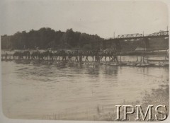 Przed 1939, Polska.
Ćwiczenia na poligonie, kawalerzyści przechodzący wraz z końmi przez most pontonowy.
Fot. NN, Instytut Polski im. Gen. Sikorskiego w Londynie [Album UŁANI]