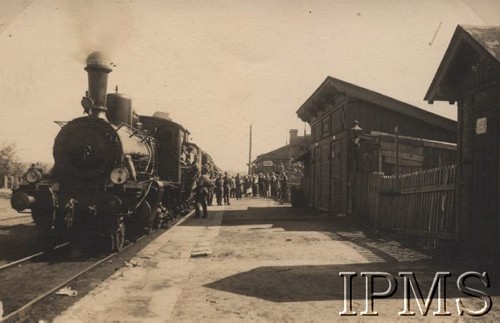 1929-1930, Zegrze, Polska.
Żołnierze z Centrum Wyszkolenia Łączności na stacji kolejowej w Zegrzu.
Fot. NN, Instytut Polski im. Gen. Sikorskiego w Londynie [Album Wojsk Łączności TOM VIII - opracowany przez płk S. Śliwowskiego pod egidą Związku Łącznościowców w Londynie]