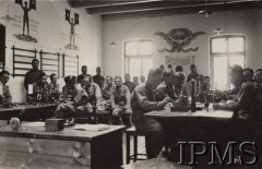 15.08.1929, Zegrze, Polska.
Słuchacze Centrum Wyszkolenia Łączności - zajęcia z odbioru słuchowego.
Fot. NN, Instytut Polski im. Gen. Sikorskiego w Londynie [Album Wojsk Łączności TOM VIII - opracowany przez płk S. Śliwowskiego pod egidą Związku Łącznościowców w Londynie]
