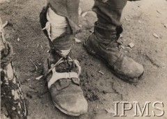 Wrzesień 1941, Tockoje, ZSRR.
Formowanie Armii Polskiej na Wschodzie - w takich butach ochotnicy zgłaszali się do wojska.
Fot. Giedroyc (?), Instytut Polski im. Gen. Sikorskiego w Londynie