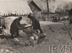 Zima 1941, Kołtubanka, obł. Czkałowsk, ZSRR.
Formowanie Armii Polskiej na Wschodzie. Obóz lotników i marynarzy, piłowanie drewna na opał. 
Fot. Giedroyc (?), Instytut Polski im. Gen. Sikorskiego w Londynie