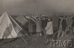 1941, Tockoje, ZSRR.
Formowanie Armii Polskiej - grupa ochotników przed namiotami.
Fot. Giedroyc (?), Instytut Polski im. Gen. Sikorskiego w Londynie