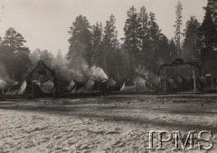 1941-1942, Kołtubanka, obł. Czkałowsk, ZSRR.
Obóz lotników i marynarzy, dymy unoszące się nad namiotami. Z lewej i prawej strony bramy wejściowe do obozu.
Fot. Giedroyc (?), Instytut Polski im. Gen. Sikorskiego w Londynie