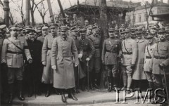 Kwiecień 1919, Warszawa, Polska.
Defilada strzelców Armii gen. Hallera w Warszawie koło Dworca Wiedeńskiego. Z lewej stoi gen. Józef Haller, w środku Naczelnik Józef Piłsudski, za nim Bolesław Wieniawa-Długoszowski, z prawej delegacja oficerów armii francuskiej.
Fot. NN, Instytut Polski im. Gen. Sikorskiego w Londynie [kolekcja 240/110]