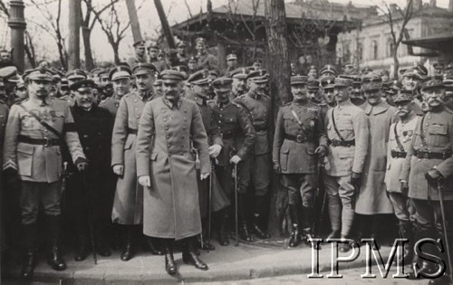 Kwiecień 1919, Warszawa, Polska.
Defilada strzelców Armii gen. Hallera w Warszawie koło Dworca Wiedeńskiego. Z lewej stoi gen. Józef Haller, w środku Naczelnik Józef Piłsudski, za nim Bolesław Wieniawa-Długoszowski, z prawej delegacja oficerów armii francuskiej.
Fot. NN, Instytut Polski im. Gen. Sikorskiego w Londynie [kolekcja 240/110]