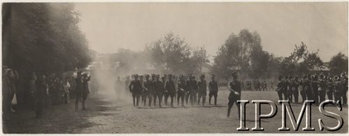 1921, Polska.
Uroczystości wojskowe, defilada żołnierzy Legionów, z prawej stoi orkiestra wojskowa.
Fot. NN, Instytut Polski im. Gen. Sikorskiego w Londynie [kolekcja 240/111]