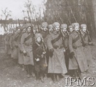 Początek 1915, Puławy.
Oddział Strzelców z bagnetami na karabinach.
Fot. NN, Instytut Polski im. Gen. Sikorskiego w Londynie [kolekcja 240/77]