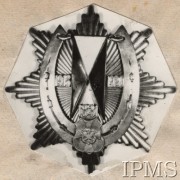 1918-1920, Polska.
Odznaka Pułku Ułanów. Daty 1831. 1918-1920 wpisane w podkowę.
Fot. NN, Instytut Polski im. Gen. Sikorskiego w Londynie [Kolekcja nr 473/2] - fotografie zamieszczone we wspomnieniach Jarosława Jaremy Sucharskiego.