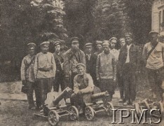 1918-1920, brak miejsca.
Grupa czerwonoarmistów z ciężkimi karabinami maszynowymi Maxim.
Fot. NN, Instytut Polski im. Gen. Sikorskiego w Londynie [Kolekcja nr 473/2] - fotografie zamieszczone we wspomnieniach Jarosława Jaremy Sucharskiego.