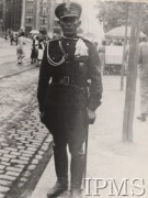 Lata 30., Polska.
Kawalerzysta w mundurze stojący na ulicy.
Fot. NN, Instytut Polski im. Gen. Sikorskiego w Londynie [Kolekcja nr 473/2] - fotografie zamieszczone we wspomnieniach Jarosława Jaremy Sucharskiego
