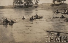 1920-1939, Polska.
Żołnierze kawalerii przeprawiający się wpław przez rzekę wraz z końmi.
Fot. NN, Instytut Polski im. Gen. Sikorskiego w Londynie [kolekcja nr 501 - Henryk Barański]