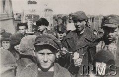 1941-1942, ZSRR.
Jeden z obozów dla ludności cywilnej przy formującej się Armii Andersa, grupa dzieci.
Fot. Jan Ciechanowski, Instytut Polski im. Gen. Sikorskiego w Londynie [Kolekcja nr 82/67]