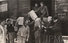 1941-1942, ZSRR.
Pomoc dla Polaków deportowanych do Związku Radzieckiego. Oryginalny podpis: 