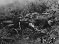 1944, Polska.
77 Pułk Piechoty AK, obsługa ciężkiego karabinu maszynowego.
Fot. NN, Instytut Polski im. Gen. Sikorskiego w Londynie [Kolekcja nr 82/71 - Armia Krajowa IV-V 1944]