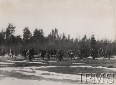 Luty 1944, Wołyń.
Żołnierze 27 Wołyńskiej Dywizji Piechoty AK podczas ataku.
Fot. NN, Instytut Polski im. Gen. Sikorskiego w Londynie [Kolekcja nr 82/71 - Armia Krajowa IV-V 1944]