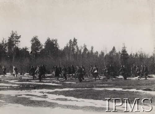 Luty 1944, Wołyń.
Żołnierze 27 Wołyńskiej Dywizji Piechoty AK podczas ataku.
Fot. NN, Instytut Polski im. Gen. Sikorskiego w Londynie [Kolekcja nr 82/71 - Armia Krajowa IV-V 1944]