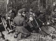 Luty 1944, Wołyń.
Żołnierze 27 Wołyńskiej Dywizji Piechoty AK, oficer częstujący żołnierzy papierosami.
Fot. NN, Instytut Polski im. Gen. Sikorskiego w Londynie [Kolekcja nr 82/71 - Armia Krajowa IV-V 1944]