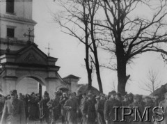 Wielkanoc 1944, Polska.
Żołnierze 77 i 78 Pułku Piechoty AK, wychodzący z kościoła. 
Fot. NN, Instytut Polski im. Gen. Sikorskiego w Londynie [Kolekcja nr 82/71 - Armia Krajowa IV-V 1944]