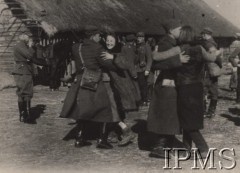 Kwiecień 1944, pow. Szczuczyn, Komisariat Rzeszy Wschód, III Rzesza Niemiecka. 
Ułani z oddziału osłonowego Komendanta Okręgu AK Nowogródek podczas zabawy tanecznej.
Fot. NN, Instytut Polski im. Gen. Sikorskiego w Londynie [Kolekcja nr 82/71 - Armia Krajowa IV-V 1944]