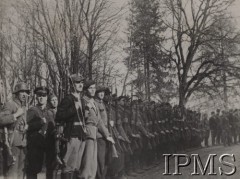 3.05.1944, Polska.
Rocznica Konstytucji 3-go Maja. Żołnierze 9 Pułku Piechoty podczas odczytywania apelu poległych.
Fot. NN, Instytut Polski im. Gen. Sikorskiego w Londynie [Kolekcja nr 82/71 - Armia Krajowa IV-V 1944]