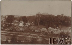 1927, Szyły, Wołyń, Polska.
Dom generała Mariana Żegoty-Januszjtisa w odbudowie, na pierwszym planie sad owocowy. Zdjęcie z góry cerkiewnej wykonał ks. St. Ziętara, przyjaciel rodziny (zginął w ZSRR). Generał Żegota-Januszajtis w stanie spoczynku gospodarował (jako inżynier rolnik) na działce wojskowej w osadzie Szyły koło Krzemieńca, gdzie stworzył wzorową placówkę doświadczalną, uprawiając wiele roślin i krzyżując różne rasy bydła.
Fot. ks. St. Ziętara, Instytut Polski im. Gen. Sikorskiego w Londynie [Kolekcja Żegota-Januszajtis]
