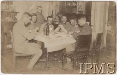 Jesień 1915, Bukowina.
Za stołem siedzą bracia Januszajtis: drugi od lewej Wiesław, czwarty Antoni, piąty płk Marian Żegota-Januszajtis - dowódca 2 pułku piechoty II Brygady Legionów Polskich.
Fot. NN, Instytut Polski im. Gen. Sikorskiego w Londynie [Kolekcja Żegota-Januszajtis]