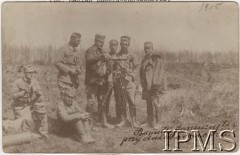 Wiosna 1915, brak miejsca.
Grupa żołnierzy przy dalmierzu artyleryjskim, w ciemnej kurtce stoi podpułkownik Marian Żegota-Januszajtis. Wiesław Januszajtis siedzi, Antoni Januszajtis stoi ostatni po prawej.
Fot. NN, Instytut Polski im. Gen. Sikorskiego w Londynie [Kolekcja Żegota-Januszajtis]