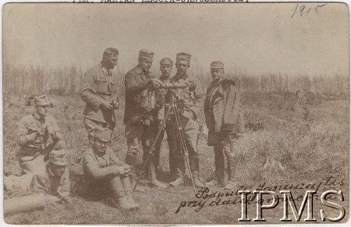 Wiosna 1915, brak miejsca.
Grupa żołnierzy przy dalmierzu artyleryjskim, w ciemnej kurtce stoi podpułkownik Marian Żegota-Januszajtis. Wiesław Januszajtis siedzi, Antoni Januszajtis stoi ostatni po prawej.
Fot. NN, Instytut Polski im. Gen. Sikorskiego w Londynie [Kolekcja Żegota-Januszajtis]