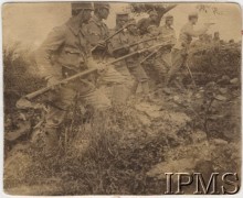 Wiosna 1915, brak miejsca.
2 pułk piechoty II Brygady Legionów Polskich w akcji, z prawej stoi podpułkownik Marian Żegota-Januszajtis (z rewolwerem).
Fot. NN, Instytut Polski im. Gen. Sikorskiego w Londynie [Kolekcja Żegota-Januszajtis]