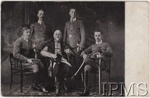 1916, Zakopane
Członkowie Naczelnego Komitetu Narodowego. Od lewej: płk Marian Żegota-Januszajtis, płk Władysław Sikorski, hr. Jerzy Mycielski, mjr Andrzej Galica, płk Kazimierz Sosnkowski.
Fot. N. N. Ryú, Instytut Polski im. Gen. Sikorskiego w Londynie [Kolekcja Żegota-Januszajtis]
