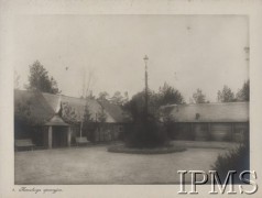 19.03.1916, Wołyń.
Komenda Legionów Polskich - kancelaria operacyjna. Nad wejściem do budynku widnieje godło Polski i wisi biało-czerwona flaga.
Fot. Adam Dulęba (w 1914 r. wstąpił do II Brygady Legionów Polskich. Fotoreporter Biura Prasowego Sztabu Legionów), Instytut Polski im. Gen. Sikorskiego w Londynie [album fotograficzny sierżanta Adama Dulęby, tekstem poprzedził chorąży J. A. Teslar, Kraków 1916]