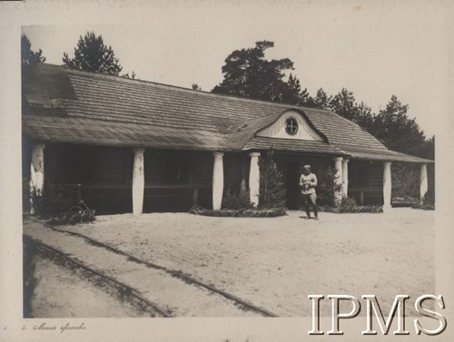 25.06.1916, Wołyń.
Komenda Legionów Polskich - menaż oficerska (po przebudowie).
Fot. Adam Dulęba (w 1914 r. wstąpił do II Brygady Legionów Polskich. Fotoreporter Biura Prasowego Sztabu Legionów), Instytut Polski im. Gen. Sikorskiego w Londynie [album fotograficzny sierżanta Adama Dulęby, tekstem poprzedził chorąży J. A. Teslar, Kraków 1916]