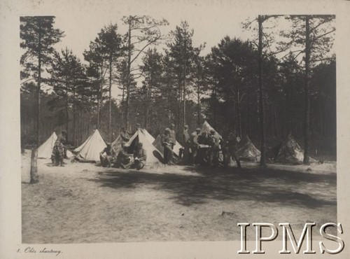 08.06.1916, Wołyń.
Komenda Legionów Polskich - obóz skautowy, żołnierze przed namiotami.
Fot. Adam Dulęba (w 1914 r. wstąpił do II Brygady Legionów Polskich. Fotoreporter Biura Prasowego Sztabu Legionów), Instytut Polski im. Gen. Sikorskiego w Londynie [album fotograficzny sierżanta Adama Dulęby, tekstem poprzedził chorąży J. A. Teslar, Kraków 1916]
