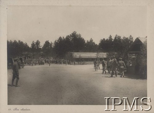 25.06.1916, Wołyń.
Komenda Legionów Polskich - pora obiadowa, żołnierze stojący w kolejce przed kuchnią. 
Fot. Adam Dulęba (w 1914 r. wstąpił do II Brygady Legionów Polskich. Fotoreporter Biura Prasowego Sztabu Legionów), Instytut Polski im. Gen. Sikorskiego w Londynie [album fotograficzny sierżanta Adama Dulęby, tekstem poprzedził chorąży J. A. Teslar, Kraków 1916]