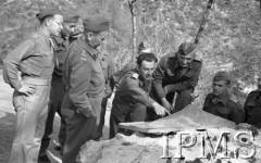 11-18.05.1944, Cassino, Włochy.
Walki 2 Korpusu Polskiego pod Monte Cassino, oficerowie nad mapą plastyczną terenu.
Fot. Felicjan Maliniak, Instytut Polski i Muzeum im. gen. Sikorskiego w Londynie, album negatywowy L-I Monte Cassino, płachta 38