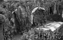 8-18.05.1944, Aquafondata, Włochy..
Walki 2 Korpusu Polskiego pod Monte Cassino, pogrzeb księdza kapelana Augusta Huczyńskiego poległego 8 maja 1944.
Fot. Felicjan Maliniak, Instytut Polski i Muzeum im. gen. Sikorskiego w Londynie, album negatywowy L-I Monte Cassino, płachta 38