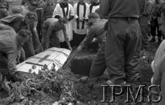 8-18.05.1944, Aquafondata, Włochy..
Walki 2 Korpusu Polskiego pod Monte Cassino, pogrzeb księdza kapelana Augusta Huczyńskiego poległego 8 maja 1944.
Fot. Felicjan Maliniak, Instytut Polski i Muzeum im. gen. Sikorskiego w Londynie, album negatywowy L-I Monte Cassino, płachta 38

