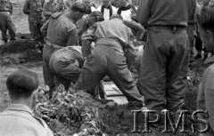 8-18.05.1944, Aquafondata, Włochy.
Walki 2 Korpusu Polskiego pod Monte Cassino, pogrzeb księdza kapelana Augusta Huczyńskiego poległego 8 maja 1944.
Fot. Felicjan Maliniak, Instytut Polski i Muzeum im. gen. Sikorskiego w Londynie, album negatywowy L-I Monte Cassino, płachta 38