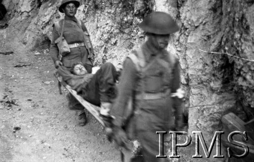 11-18.05.1944, Cassino, Włochy.
Walki 2 Korpusu Polskiego pod Monte Cassino, transport rannego na noszach.
Fot. Felicjan Maliniak, Instytut Polski i Muzeum im. gen. Sikorskiego w Londynie, album negatywowy L-I Monte Cassino, płachta 38
