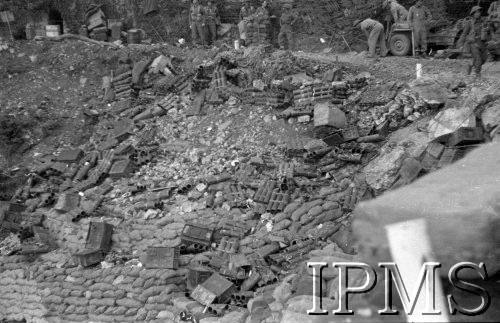Maj 1944, Cassino, Włochy.
Walki o klasztor Monte Cassino.
Fot. Felicjan Maliniak, Instytut Polski im. Gen. Sikorskiego w Londynie [album negatywowy L-I Monte Cassino] - płachta 39