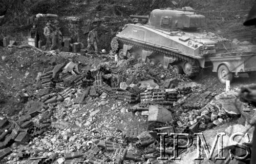 11-18.05.1944, Cassino, Włochy.
Walki 2 Korpusu Polskiego pod Monte Cassino, czołg jadący wąską górską drogą.
Fot. Felicjan Maliniak, Instytut Polski i Muzeum im. gen. Sikorskiego w Londynie, album negatywowy L-I Monte Cassino, płachta 38
