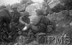 Maj 1944, San Angelo, Włochy.
Sanitariusz robiący rannym opatrunek.
Fot. kpt. Zajączkowski, Instytut Polski im. Gen. Sikorskiego w Londynie [album negatywowy L-I Monte Cassino] - płachta 41